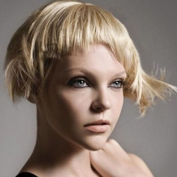 blond młodzieżowa fryzura asymetryczna krótka, nowoczesne uczesanie dla nastolatki zdjęcie-17